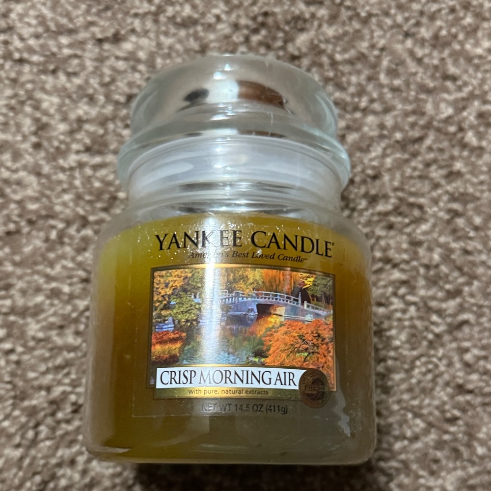 Yankee Candle Crisp Morning Air in Warm Amber